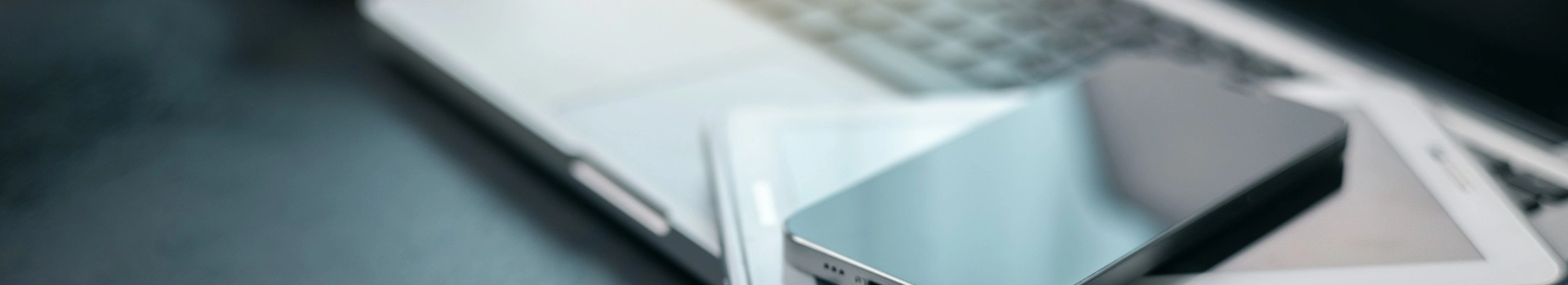 czarny telefon komórkowy