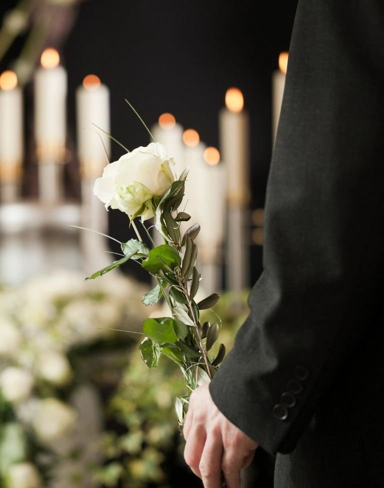 trzymanie białej róży w dłoni